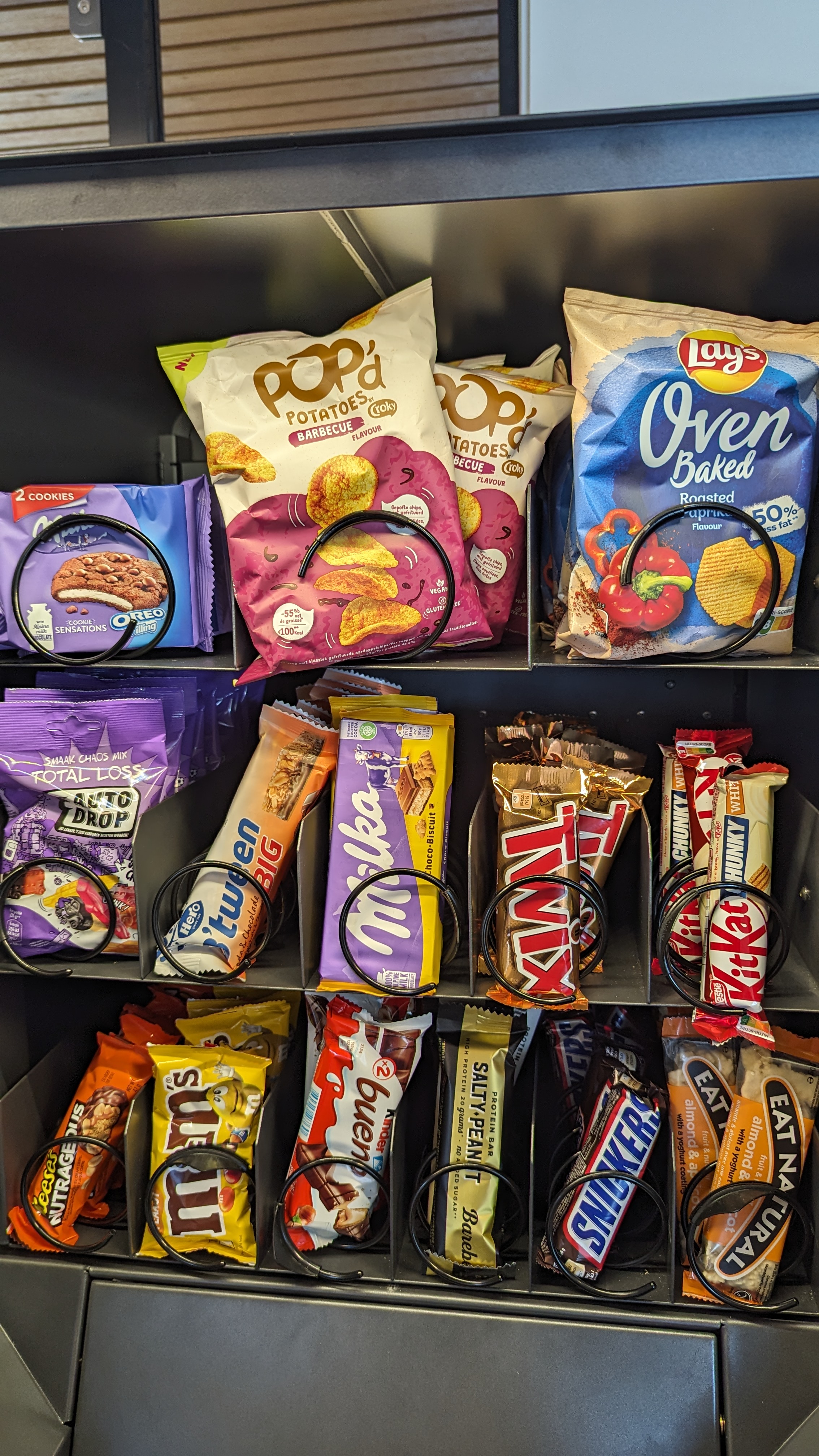 Foto stand spiralen Junea Snacks.png